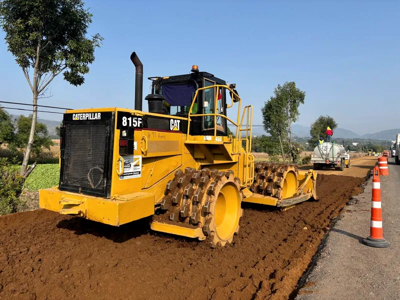 Compactador pata de cabra sobre terracería en Maravatío