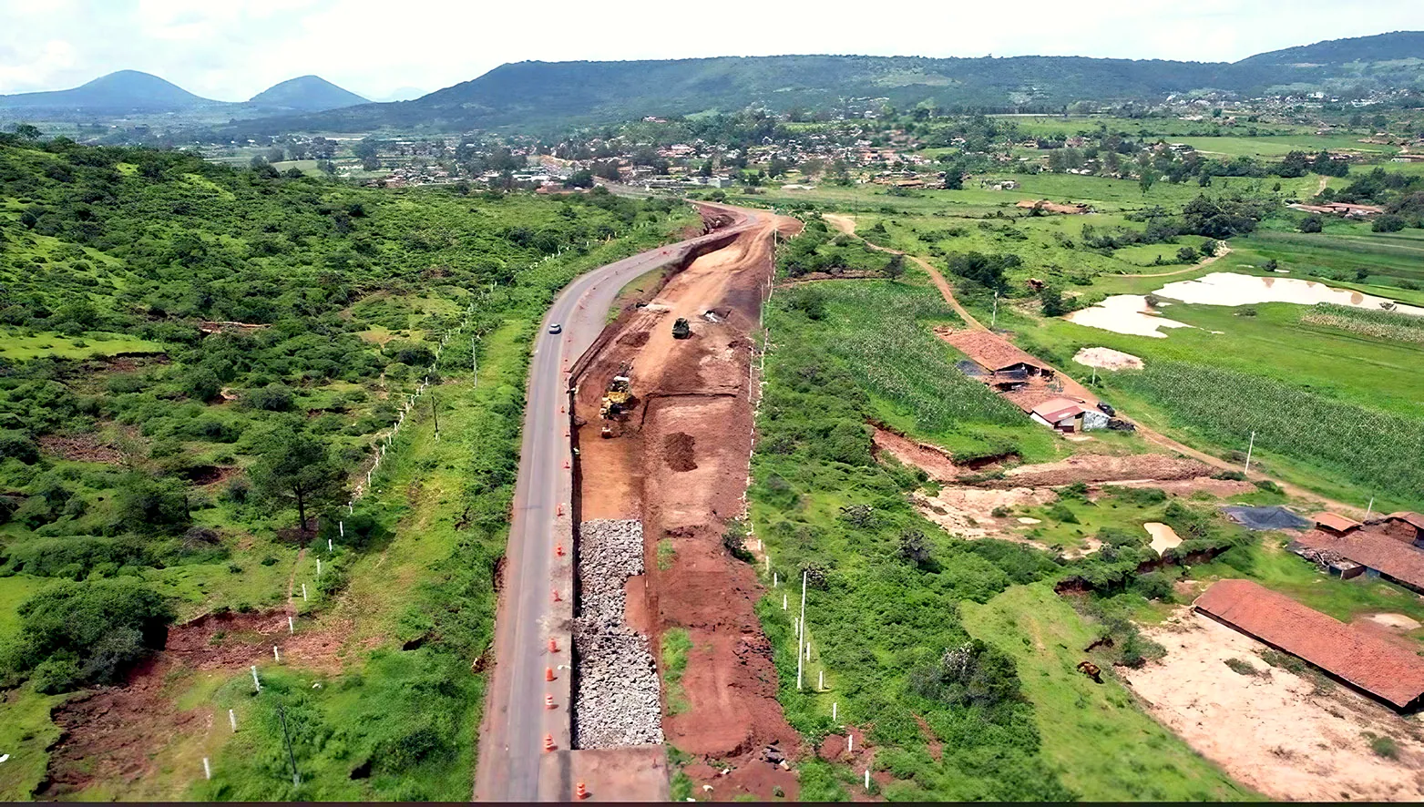 Vista aérea de la ampliación carretera en Michoacán ejecutada por LTA