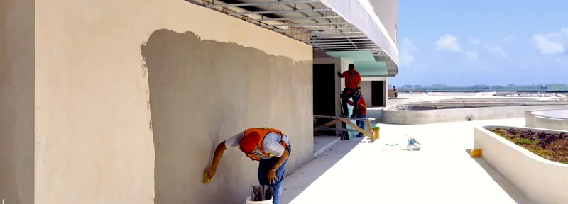 Aplicación de pasta en muro exterior del Hotel AVA Cancún